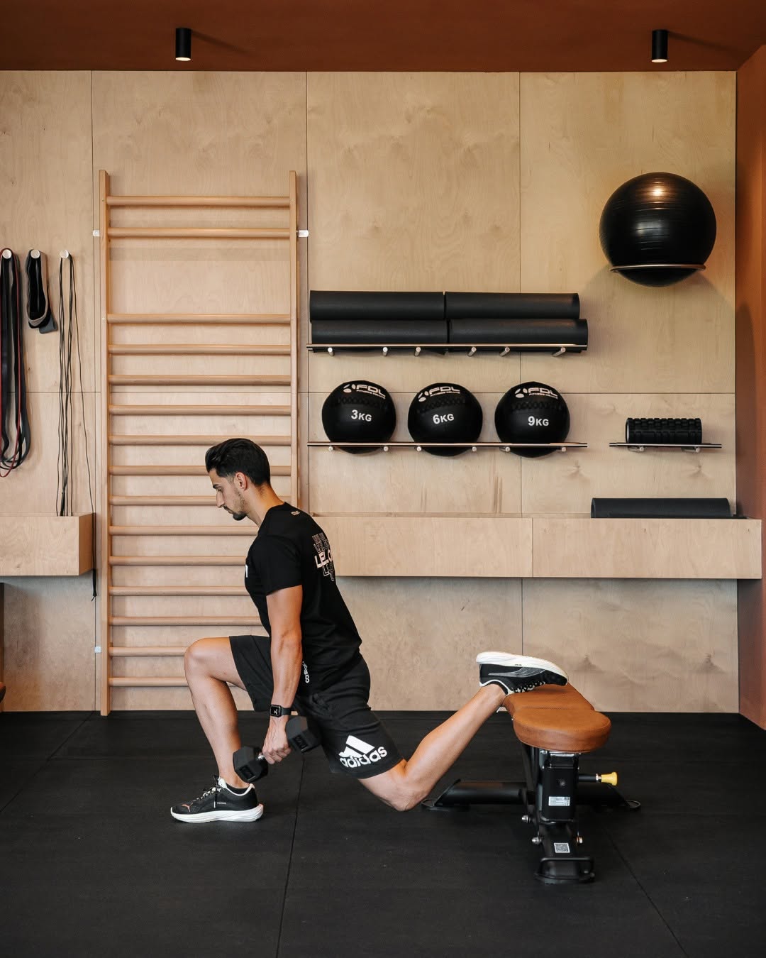 LEVEL GYM – Treinar num espaço de excelência! Um ginásio onde design, inovação e desempenho se encontram. Cada detalhe do @levelgym.pt foi pensado para oferecer uma experiência de treino única, com equipamento (3).jpg