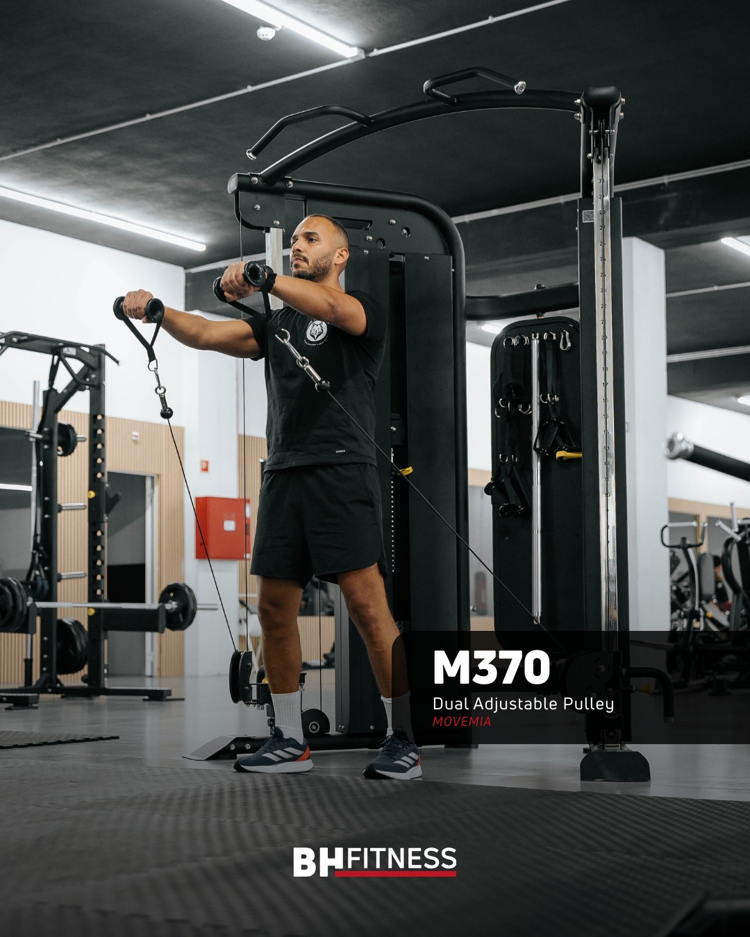 Um dos equipamentos mais versáteis numa sala de musculação profissional. Com 30 alturas de ajust.jpg