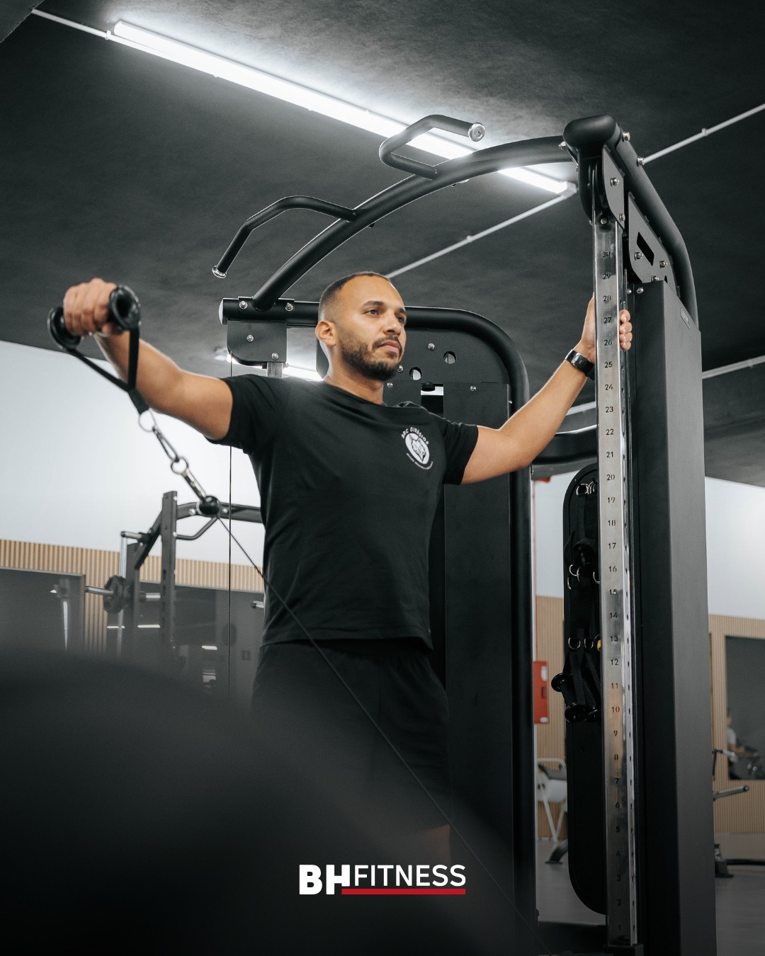 Um dos equipamentos mais versáteis numa sala de musculação profissional. Com 30 alturas de ajust (2).jpg