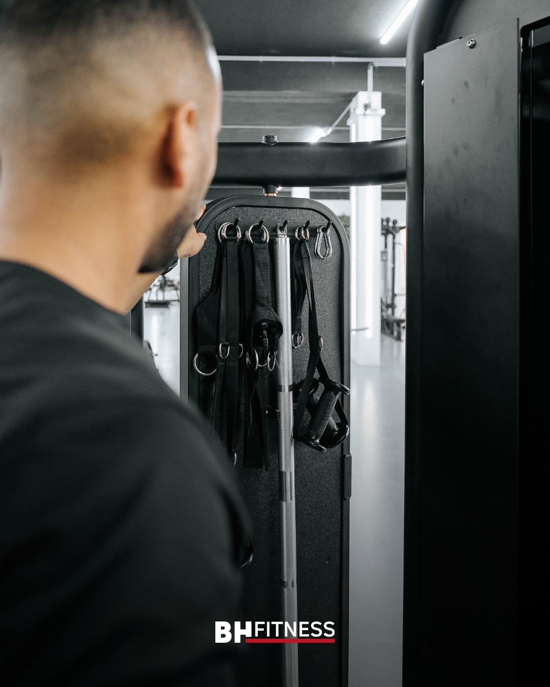 Um dos equipamentos mais versáteis numa sala de musculação profissional. Com 30 alturas de ajust (1).jpg